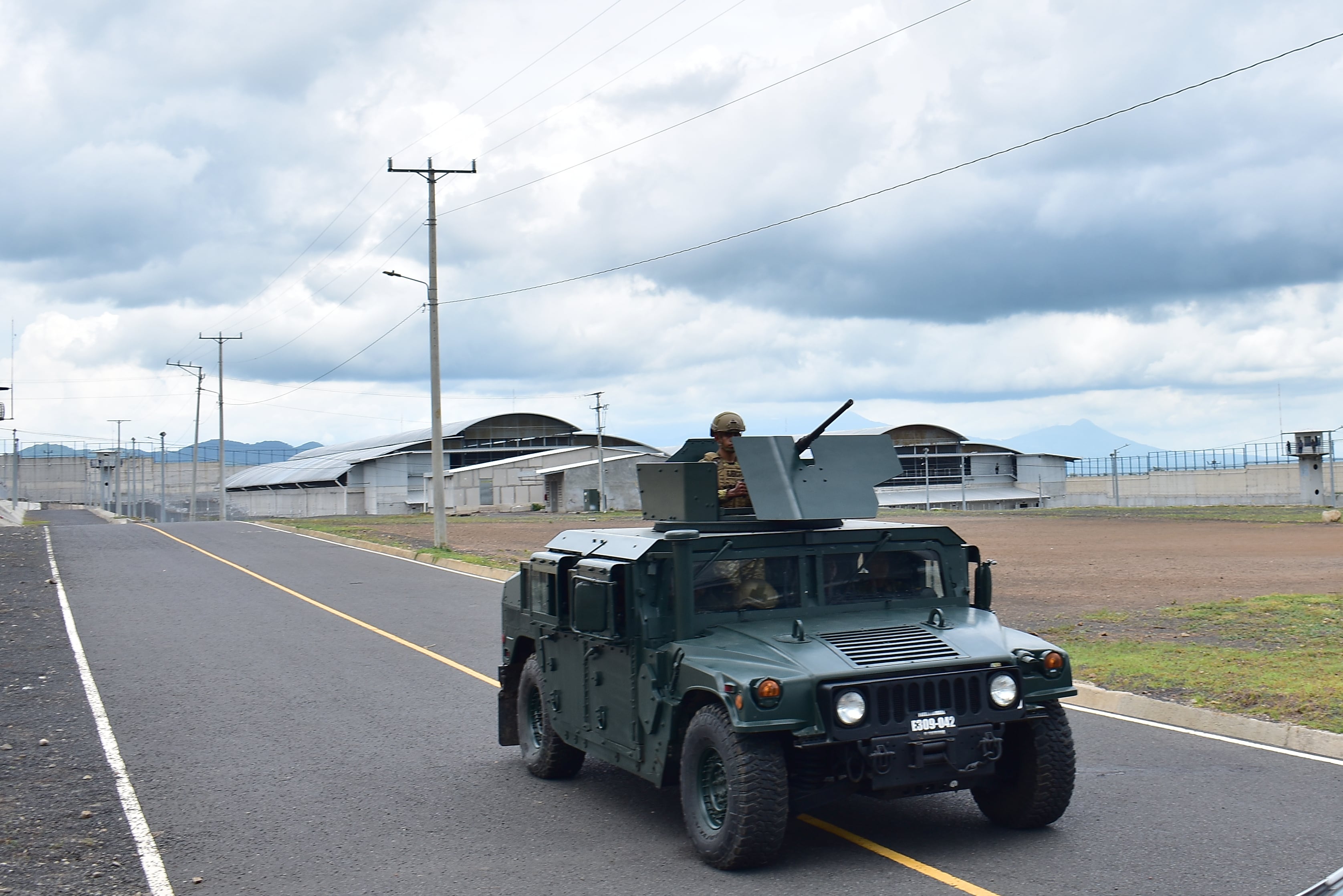 La seguridad estaría a cargo de 600 soldados y 250 agentes de la Policía Nacional Civil, además de custodios penitenciarios. Además de vehículos militares que montan rondas cada cierto tiempo al interior del complejo. (Infobae Centroamérica/Emerson Del Cid)