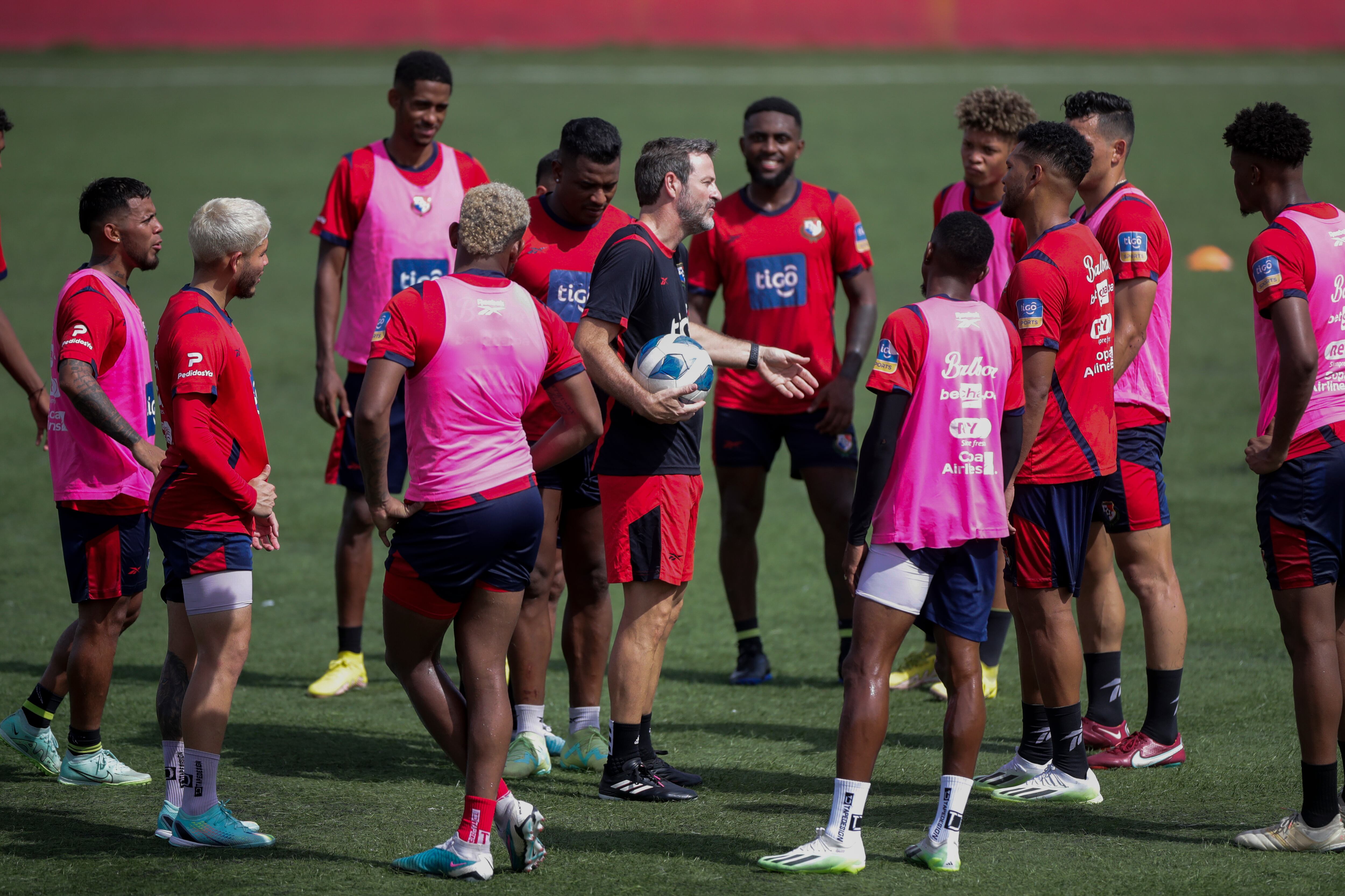 El técnico Thomas Christiansen confía en futbolistas con experiencia internacional y juventud para la gira de preparación en África. EFE/Bienvenido Velasco