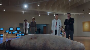 La trama aborda temas como