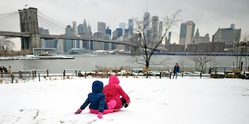 Niños disfrutan de la nieve