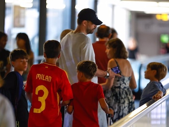Gerard Piqué junto a sus hijos (Europa Press)