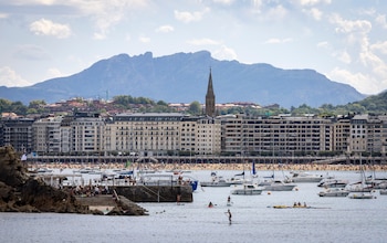 Vista este lunes de la bahía de La Concha de San Sebastián. (EFE/Javier Etxezarreta)