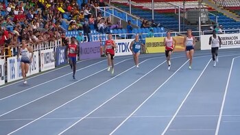 Compitió sin ropa interior y protagonizó un insólito accidente: el atleta que perdió la carrera por evitar que se vean sus partes íntimas