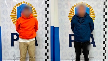 Dos personas con rostros borrosos. Una viste sudadera naranja, la otra campera azul. Fondo blanco con escudo de Policía Federal Argentina y tabla de altura