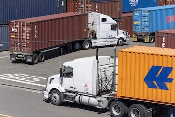 Camiones de transporte desplazando mercancía