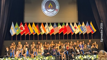 Todo el grupo de egresados en la ceremonia que se hizo en u honor (Instagram)
