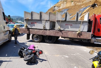 Personal de Cruz Verde asiste a un motociclista lesionado tras un accidente con un camión en el sector de Los Chorros, Santa Tecla. (Foto cortesía)