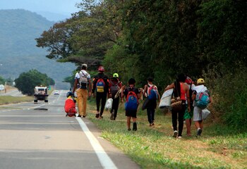 Ciudadanos venezolanos caminan por una