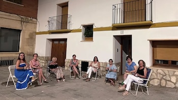 Un pueblo de Zaragoza con mil habitantes consigue que 400 vecinos salgan a la fresca: “Cuando nos unimos, hasta los planes más sencillos se convierten en algo especial”