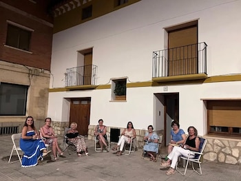 Un grupo de mujeres tomando el fresco en Gelsa. (Ayuntamiento de Gelsa)