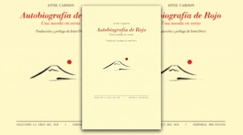 Portada de libro Autobiografía de Rojo de Anne Carson con ilustración de montaña y círculo rojo, título, autor, editorial y traducción. Fondo desenfocado.