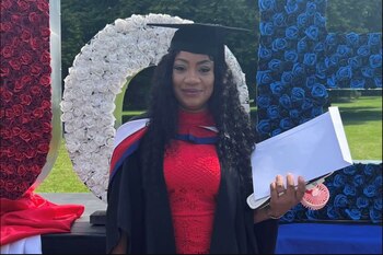 Amika Brown graduada en la