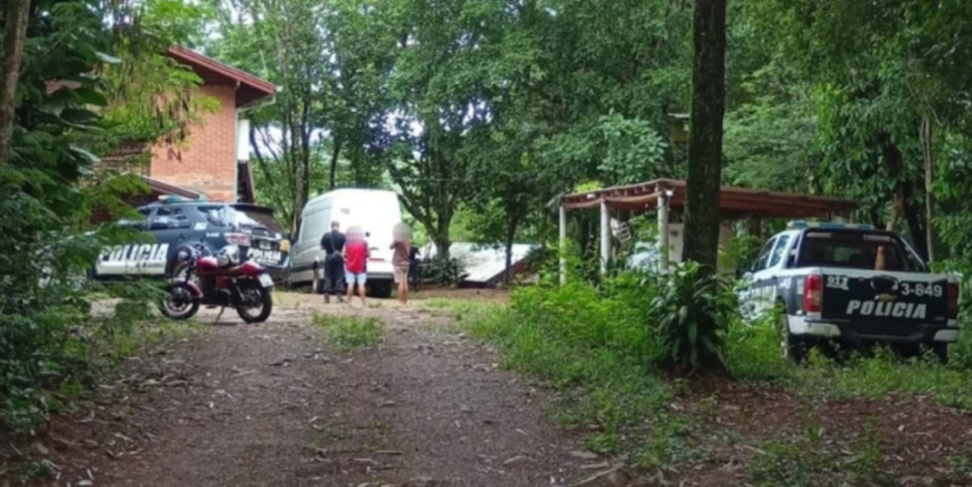 La policía investiga el asesinato de un empresario en el Barrio Santa Rosa de Puerto Iguazú, Misiones, con varios vehículos y personal en el lugar. (Noticias Argentinas)