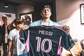 El cantante Duki posó con