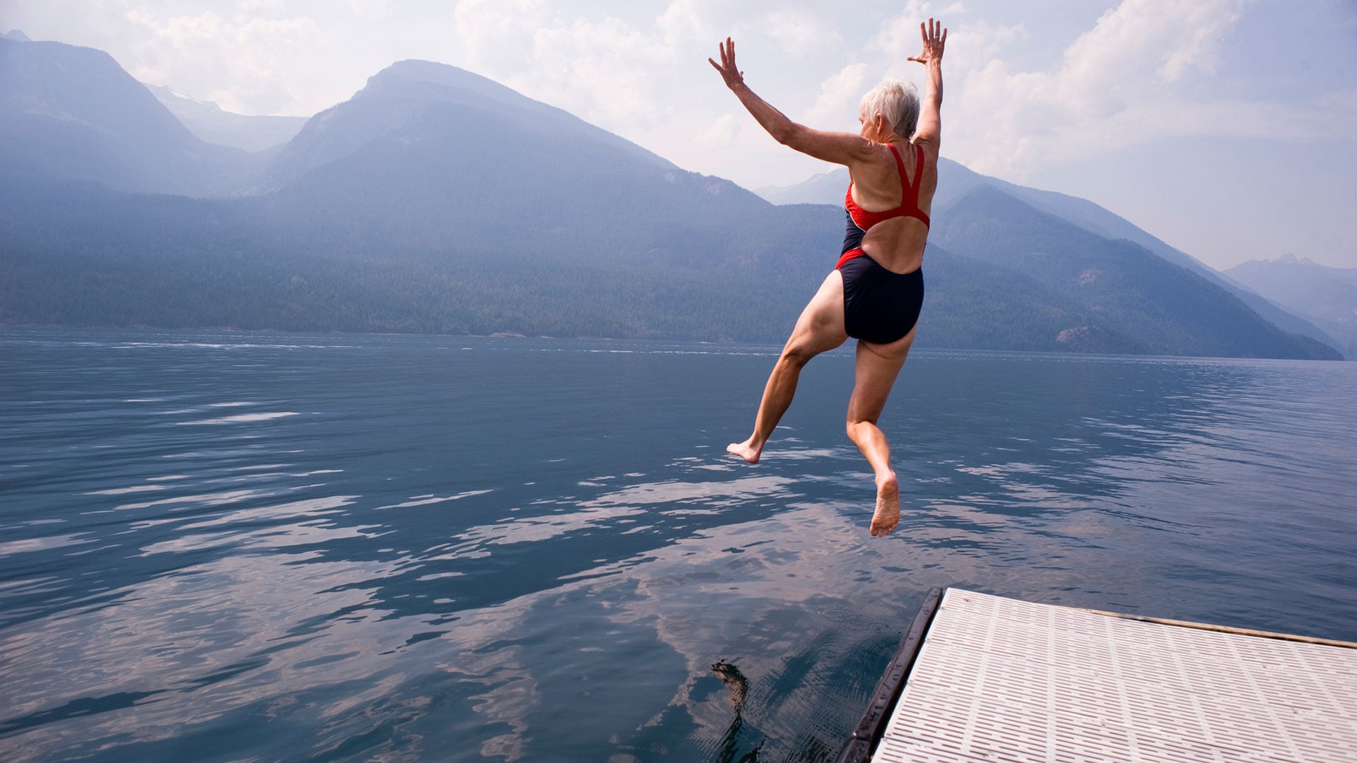Investigaciones de AARP señalan que una representación diversa de adultos mayores puede reducir el edadismo y fortalecer la identificación del público con las marcas.