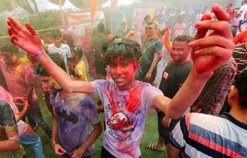 Un hombre embadurnado con polvos