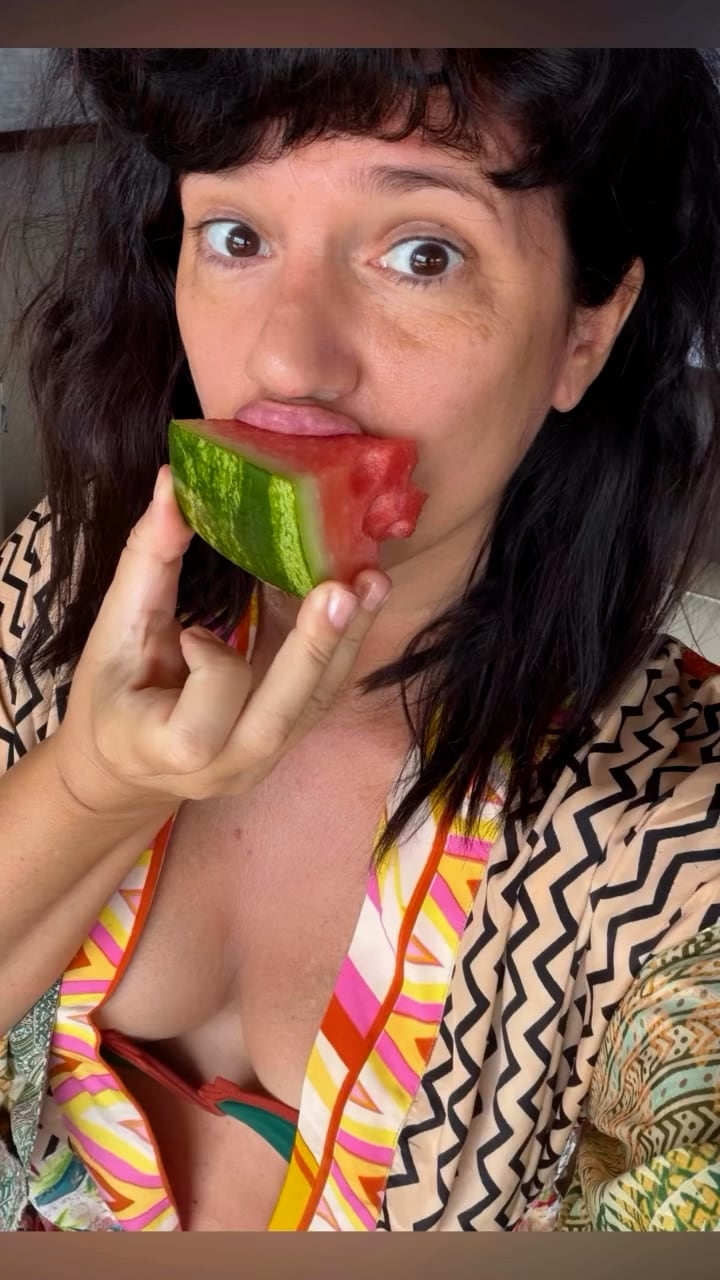 La actriz se lució degustando de un pedazo de sandía durante su estadía en Brasil