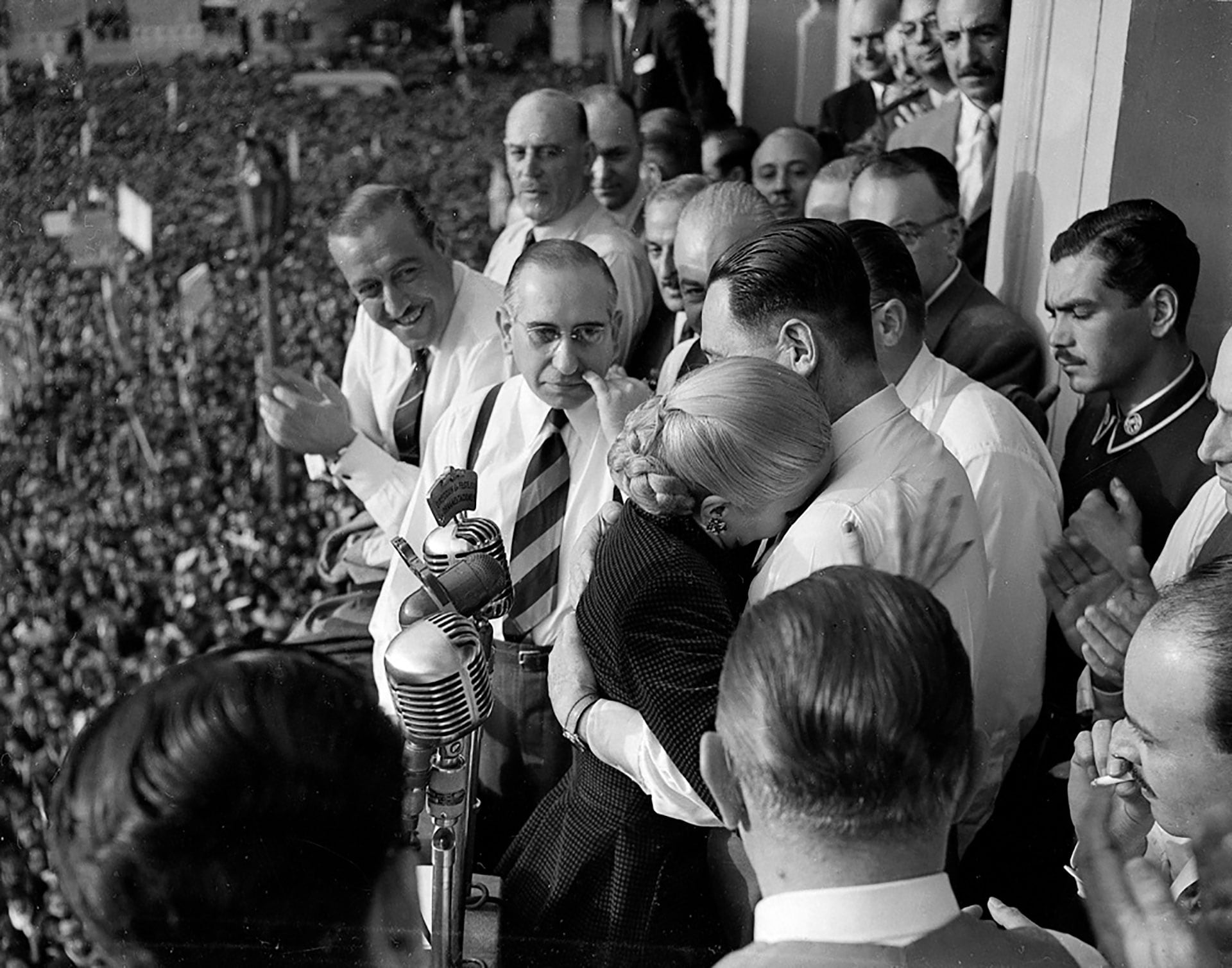 El renunciamiento de Eva Perón el 22 de agosto de 1951. El momento del abrazo con Perón, registrado en una imagen que se volvió símbolo (Télam)
