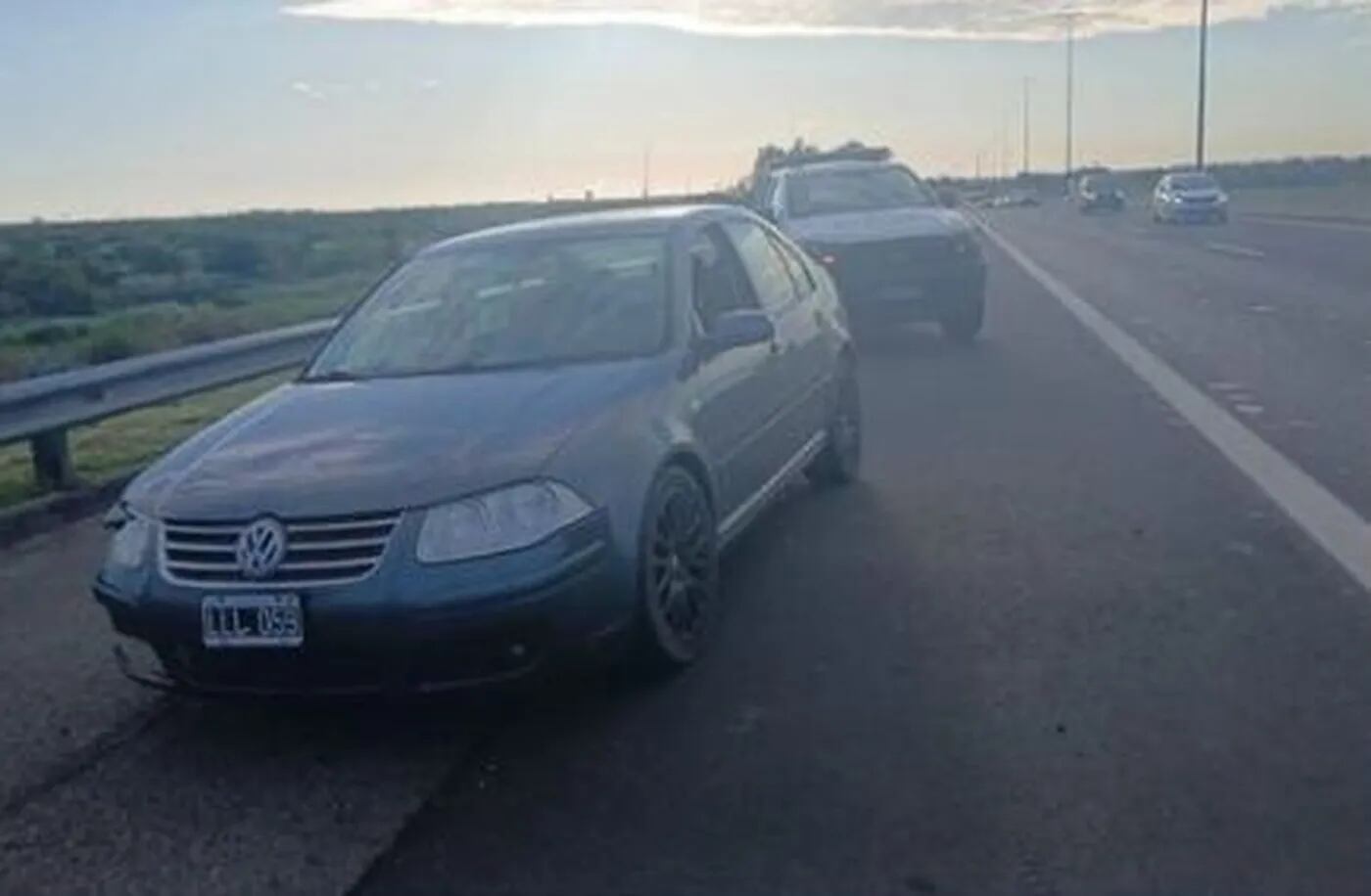 El operativo policial organizó desvíos en la Autopista La Plata Buenos Aires tras el incidente que involucró a un auto y una moto