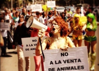 Elena Larrea en medio de