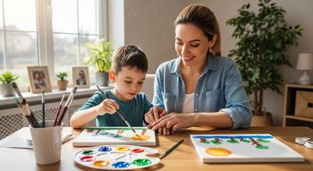Niños leyendo un cuento y dibujando en una mesa