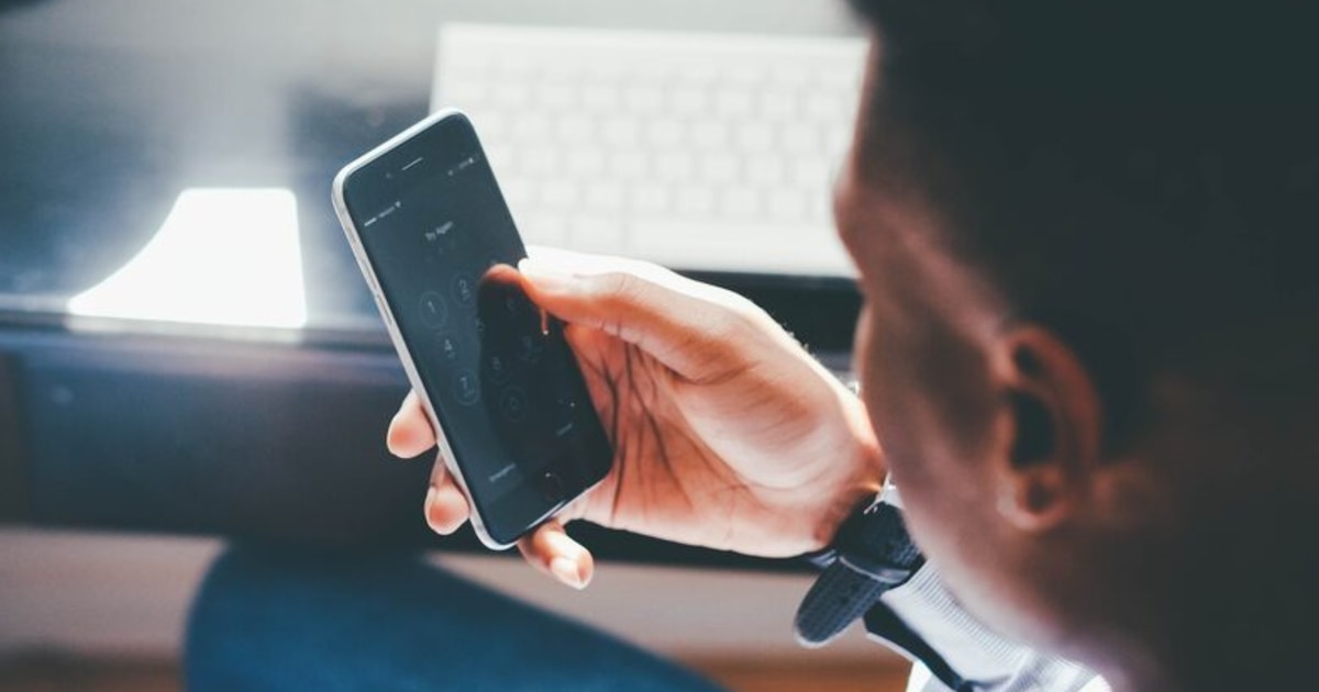 El teléfono celular acumula cientos de gérmenes: cómo limpiarlo y evitar riesgos para la salud