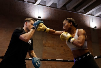 El boxeo y las artes marciales combinan trabajo de fuerza y sistema cardiovascular en un mismo entrenamiento (Action Images via Reuters/Andrew Couldridge)
