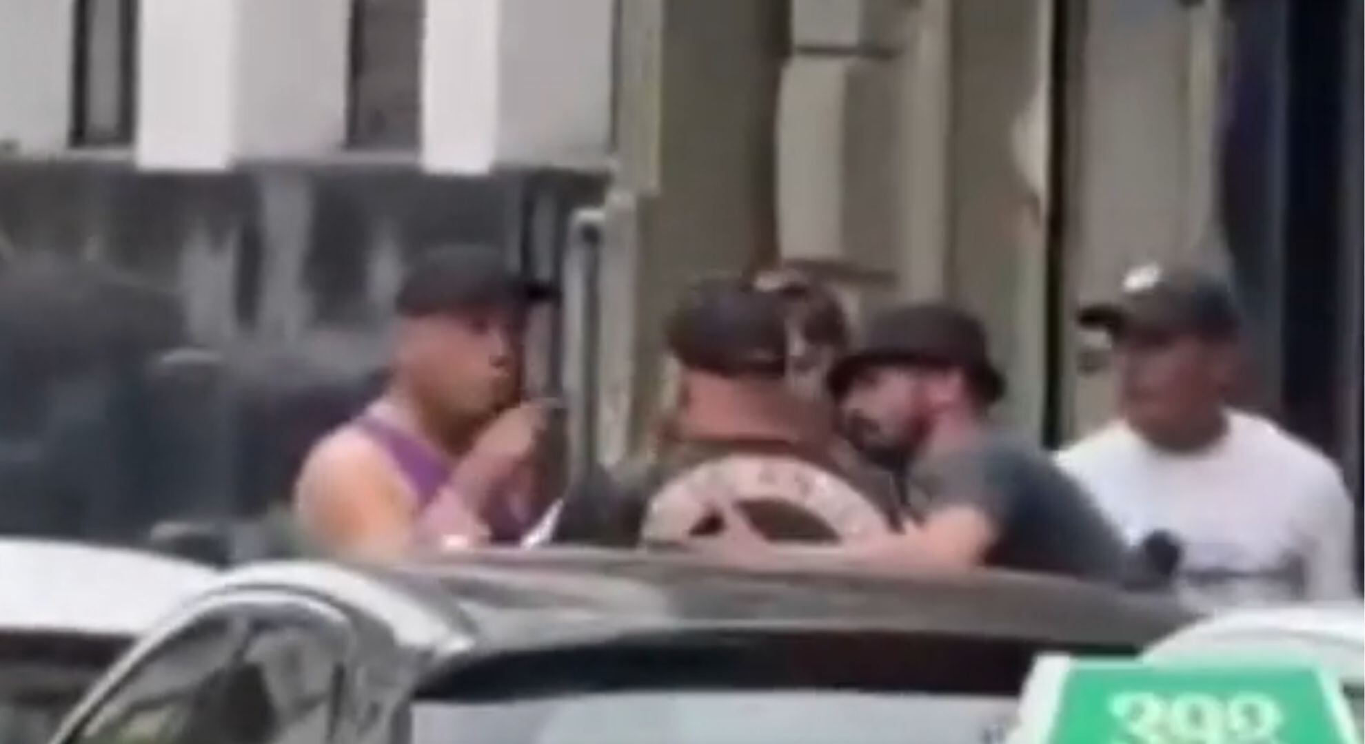 El momento en el que el motoquero fue increpado por los trapitos