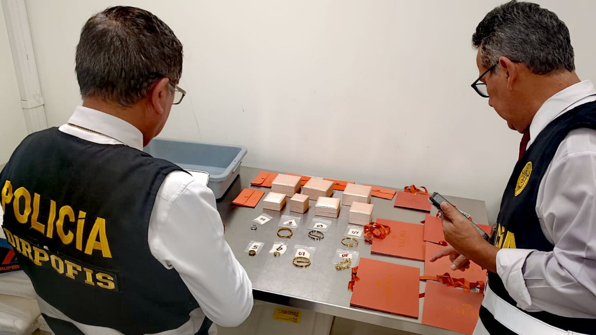 Joyas valorizadas en S/95 mil fueron incautadas a pasajero que llegó de España al aeropuerto Jorge Chávez por presunto contrabando