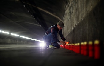 Un hombre enciende una vela en la conmemoración del décimo aniversario de la Tragedia del Love Parade. El túnel fue el terminó siendo una trampa mortal (REUTERS)