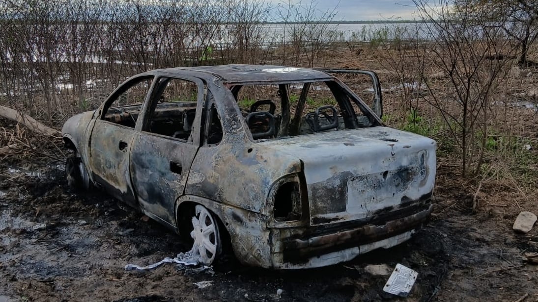 El Chevrolet Corsa fue encontrado incendiado en la Bajada del Espinillo, a orillas del río Paraná