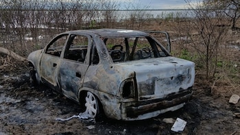 Femicidio seguido de suicidio en Villa Gobernador Gálvez: los cuerpos fueron encontrados en un auto prendido fuego