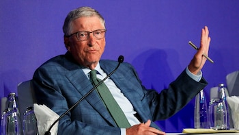 Bill Gates predice que la inteligencia artificial hará la mayoría de trabajos humanos en 10 años