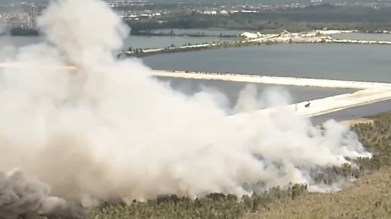 Los vientos ligeros mantuvieron el humo cerca de la superficie y llevaron la calidad del aire en Broward a niveles insalubres para toda la población (NBC 6)