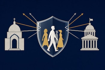 Un escudo con personas en su interior desvía flechas que provienen de una iglesia a la izquierda y de un edificio estatal a la derecha.
