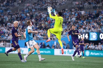 Gallese atenazando una pelota en Orlando City vs Charlotte. - Crédito: Imagn Images