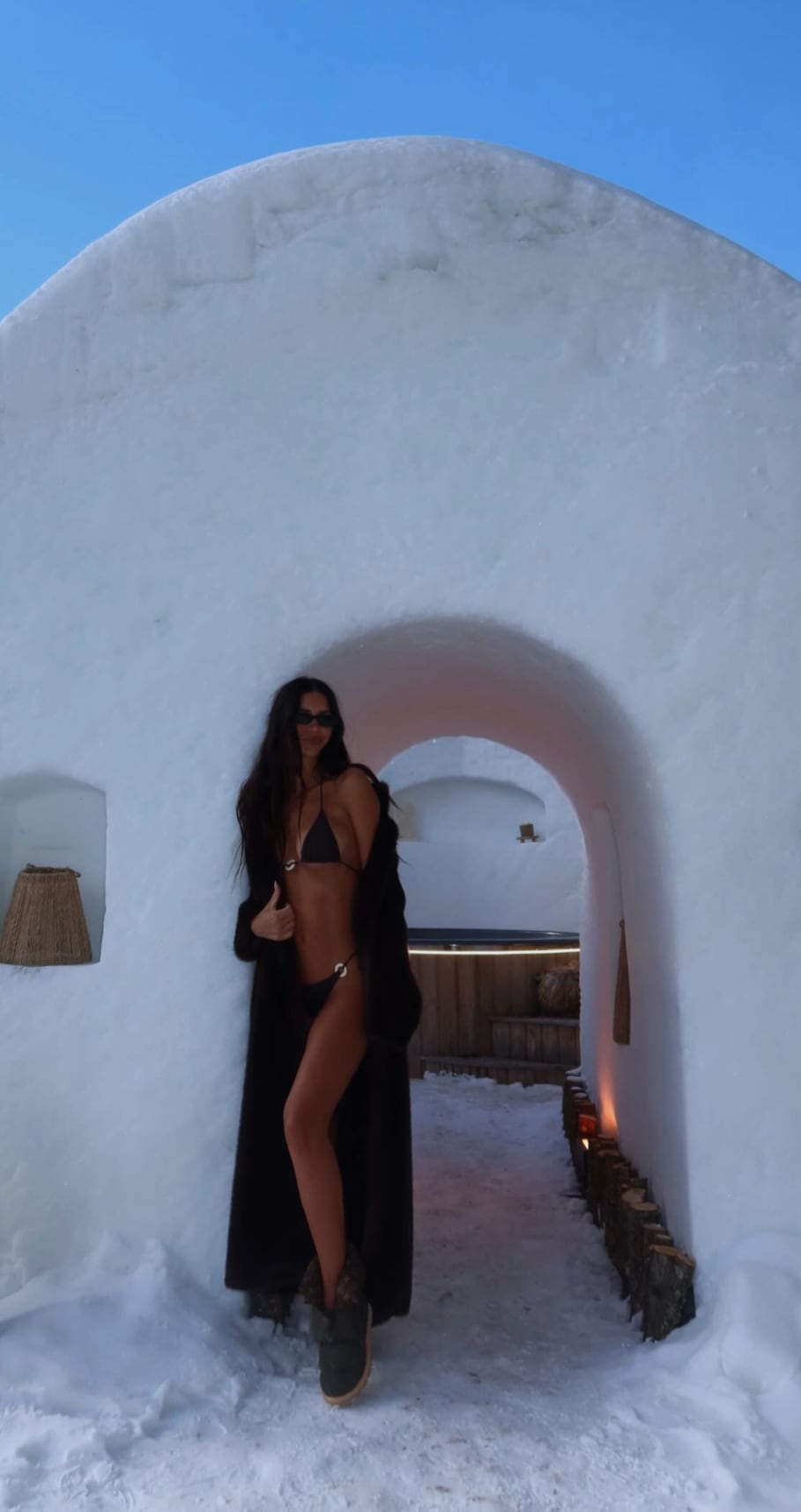 Zaira Nara posa audazmente en un entorno nevado en Italia, combinando un bikini con un abrigo y botas de nieve mientras disfruta de las Olimpiadas de Invierno.