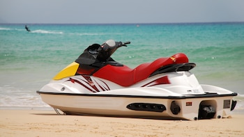 El reclamante sostuvo que alquilaba una cochera en un edificio de Monte Grande para guardar la moto de agua y demandó al consorcio de propietarios y a la aseguradora. (Foto de archivo: iStock)