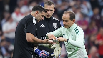 Alerta en la selección argentina: el momento de la lesión que sufrió el Dibu Martínez en un dedo antes de la final del Aston Villa