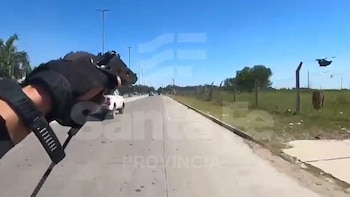 Impactante persecución en Rosario: detuvieron a un delincuente que huía en una moto robada minutos antes