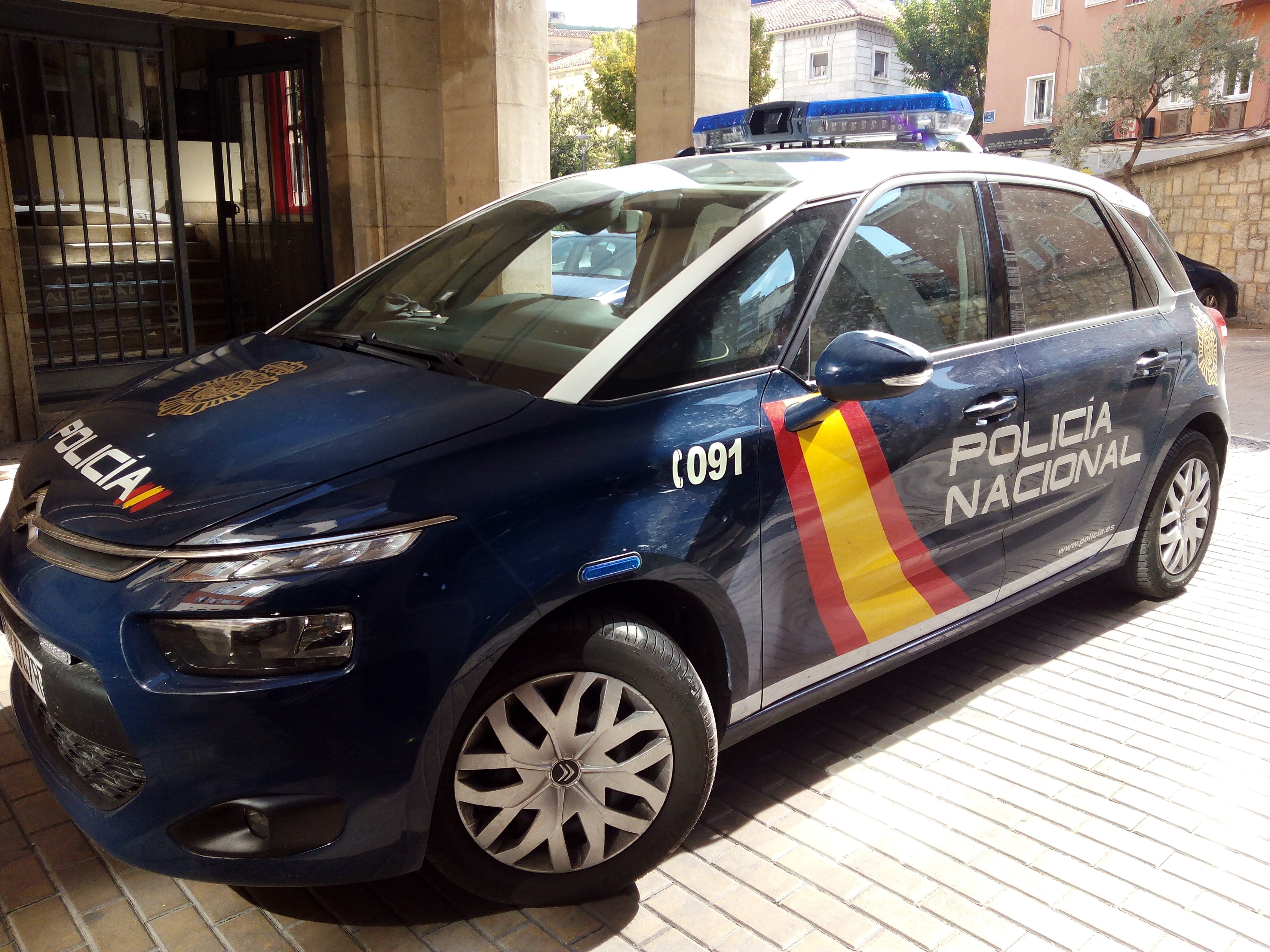 Imagen de archivo de un coche del CNP junto a la Comisaría de Jaén. (Policía Nacional)