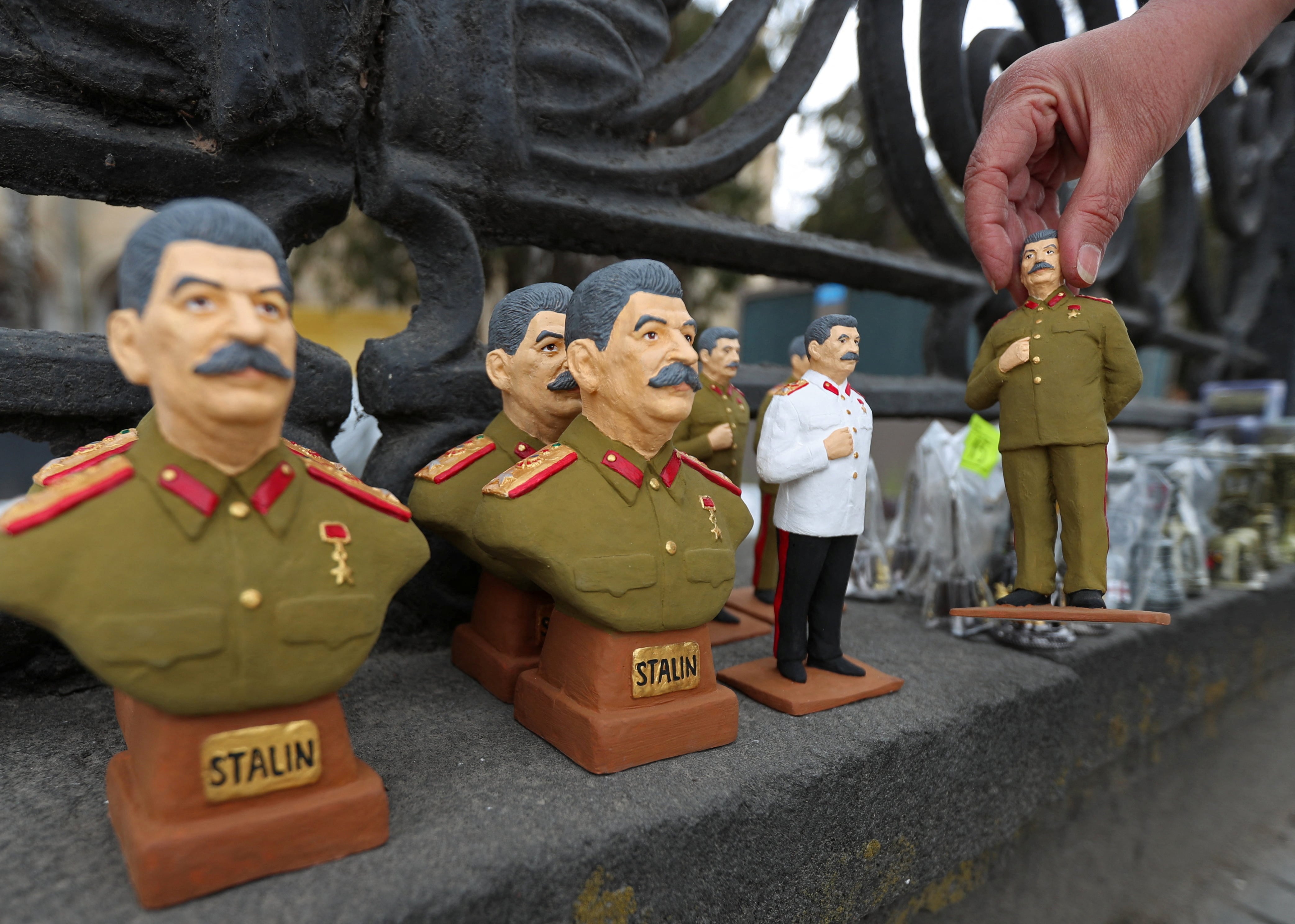 Souvenir a la venta en el museo del líder soviético Joseph Stalin en su ciudad natal de Gori, Georgia (REUTERS/Irakli Gedenidze)