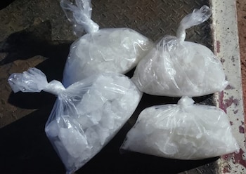 El mexicano fue detenido en el condado de Orange con más de 211 gramos de metanfetamina y 56 cartuchos calibre .45. Crédito: Defensa