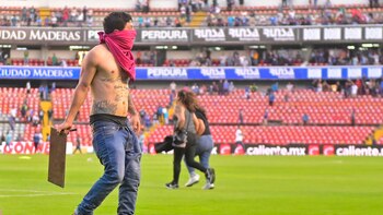 MEX7385. QUERÉTARO (MÉXICO), 05/03/2022.- Aficionados del Querétaro y aficionados del Atlas originaron un conato de pelea que terminó invadiendo la cancha, durante un juego correspondiente a la jornada 9 del Torneo Clausura 2022 de la Liga MX del fútbol mexicano en el estadio Corregidora de la ciudad de Querétaro (México). EFE/Sebastián Laureano Miranda