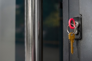Llave en una cerradura de una puerta. (Freepik)