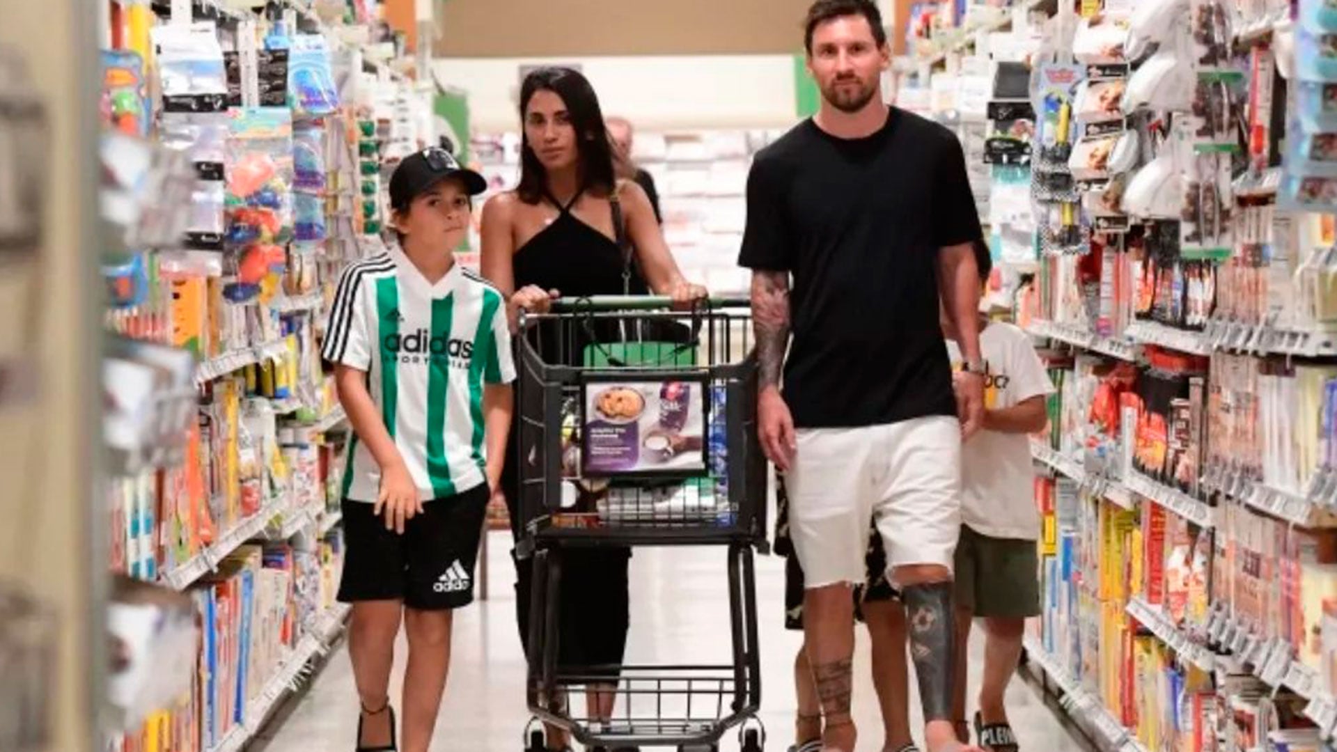 Messi y su familia comprando en el supermercado