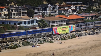 El servicio de tren Pacific Surfliner, gestionado por la LOSSAN Rail Corridor Agency, y la organización Los Angeles Tourism & Convention Board anunciaron que ofrecerán a los viajeros un 20% de descuento en el precio de los boletos para viajar hacia y desde Los Ángeles durante el periodo de los partidos internacionales. Foto: pacificsurfliner.