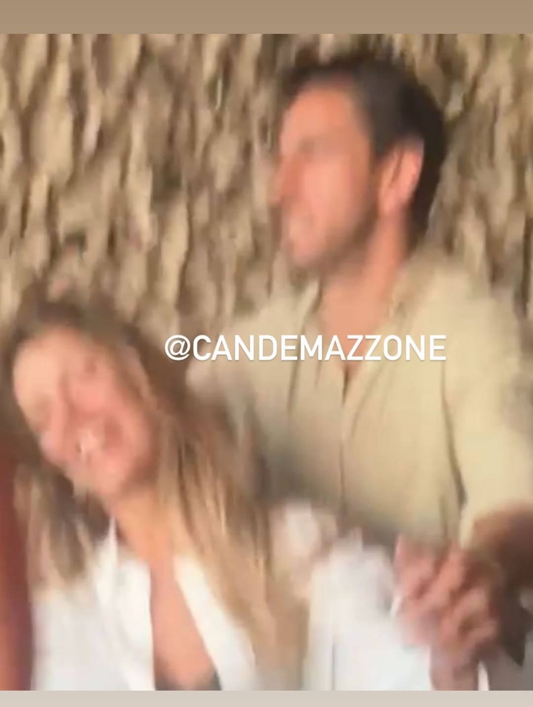 Con una actitud descontracturada y bajo perfil, la pareja fue vista en medio de una fiesta en Mar del Plata (Instagram)