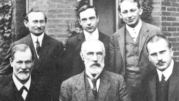 Jung y Freud en una foto grupal de 1909 (Crédito: Granger/Shutterstock)