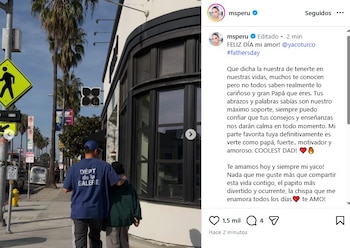 Una captura de pantalla de un post de Instagram junto a una foto de dos personas caminando de espaldas por una acera con palmeras, edificios y señales de tráfico